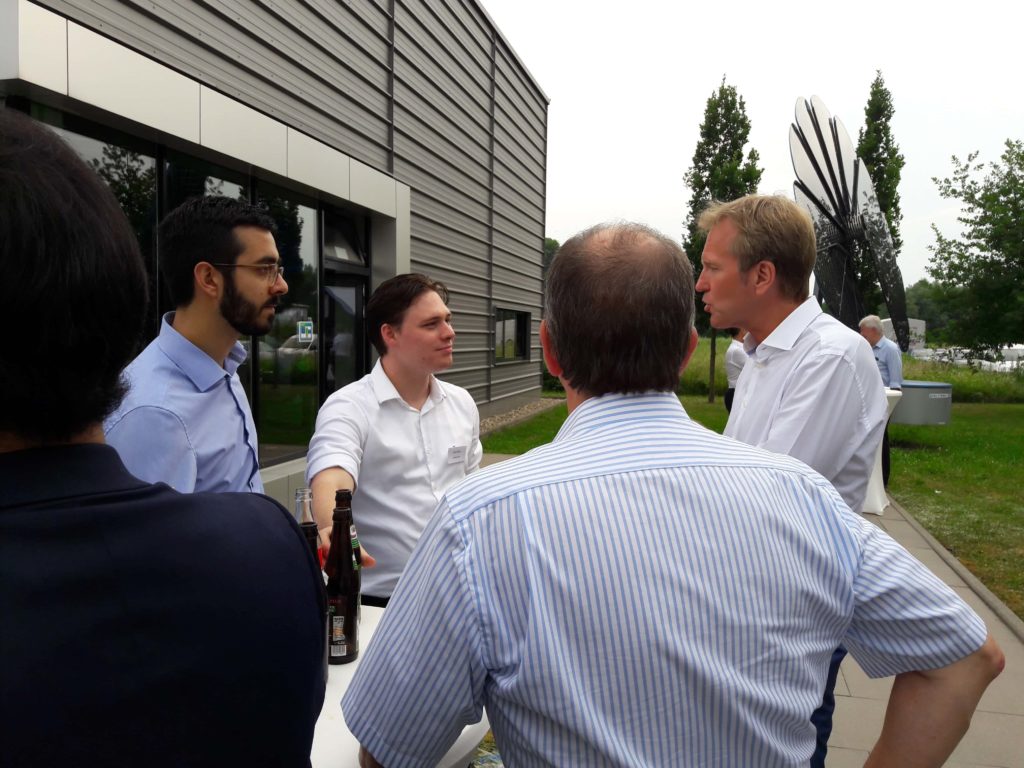 Felix und Lucas diskutieren mit Markus Brock